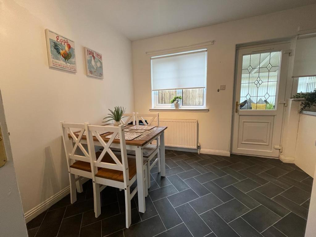 Ferguson House Villa Airdrie Bagian luar foto