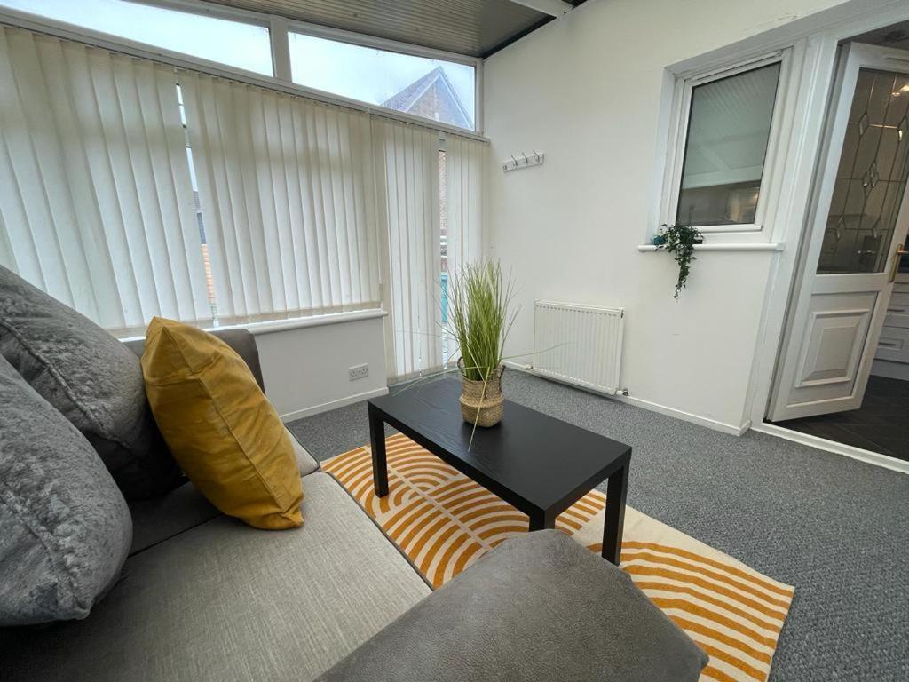 Ferguson House Villa Airdrie Bagian luar foto