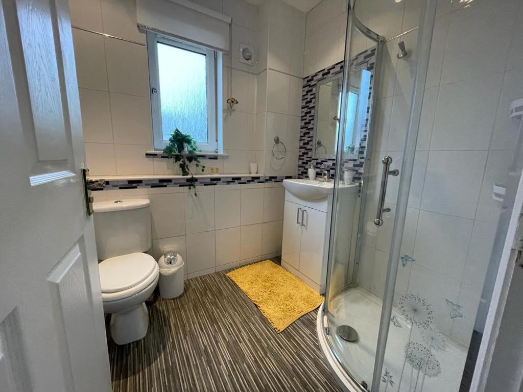 Ferguson House Villa Airdrie Bagian luar foto