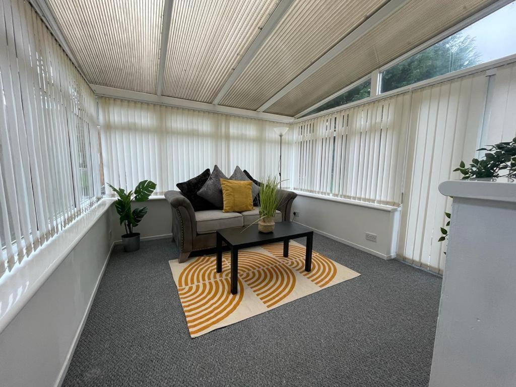 Ferguson House Villa Airdrie Bagian luar foto