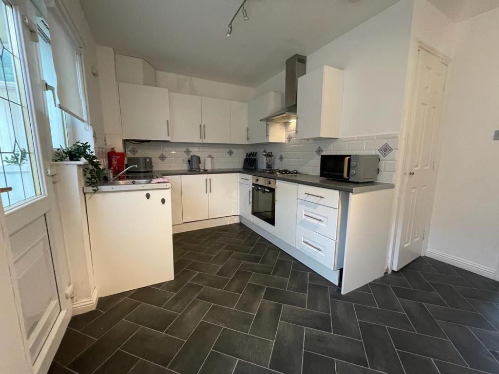 Ferguson House Villa Airdrie Bagian luar foto