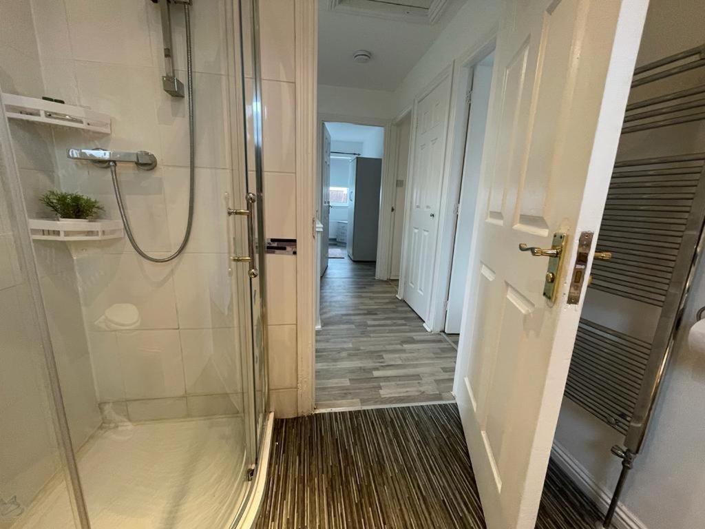 Ferguson House Villa Airdrie Bagian luar foto